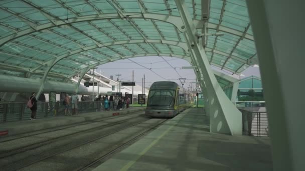 Ağustos 2023 Portekiz Porto Uluslararası Havaalanındaki Metro Istasyonu Francisco Carneiro — Stok video