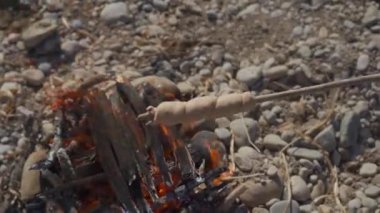 Almancada Stockbrot ya da Schlangenbrot olarak adlandırılan bükülmüş ekmek pişirmek, güneşli bir öğleden sonra nehir kıyısında bir yangında. Yılın her zamanında İsviçre ve Almanya 'da favori açık hava barbeküsü. Sağlıklı çerez. 