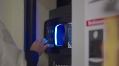 Süpermarkette boş geri dönüşüm şişelerini iade etmek. Otomatik geri dönüşüm makinesi. Çevre dostu yaşam tarzı ve nakit para. Ekoloji konsepti. Çevre dostu. Otomat depozito şişeleri satıyor.. 