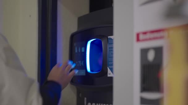 Devolver Garrafas Reciclagem Vazias Supermercado Reciclagem Máquina Automatizada Estilo Vida — Vídeo de Stock