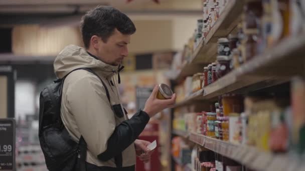 Hombre Examina Los Productos Estante Supermercado Leer Los Ingredientes Los — Vídeos de Stock