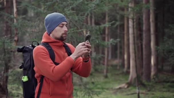 Excursionista Utiliza Smartphone Para Navegar Bosque Durante Expedición Senderismo Aire — Vídeos de Stock