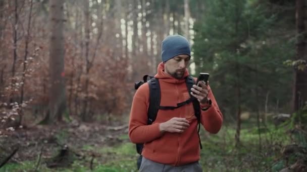 远足时的户外绘图 人类徒步旅行者使用智能手机使用应用程序和数字地图在森林中导航 乘智能手机远足的路线 旅行者通过全球定位系统在树林里领路 旅行和探索 — 图库视频影像
