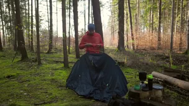 Человек Турист Устанавливает Палатку Осеннем Лесу Время Туристической Экспедиции Путешественник — стоковое видео