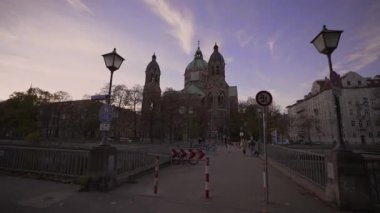 Isar nehri yakınlarındaki St. Luke Kilisesi ve Wehrsteg köprüsü, Münih, Almanya. Saint Lucas Kilisesi, Isar Nehri, Lehel, Munchen, Yukarı Bavyera, Bavyera, Almanya. Wehrsteg Köprüsü. Saint Lukas Kubbesi Katedrali. 
