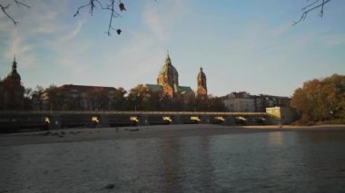 Isar nehri yakınlarındaki St. Luke Kilisesi ve Wehrsteg köprüsü, Münih, Almanya. Saint Lucas Kilisesi, Isar Nehri, Lehel, Munchen, Yukarı Bavyera, Bavyera, Almanya. Wehrsteg Köprüsü. Saint Lukas Kubbesi Katedrali. 