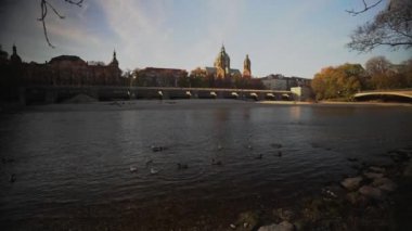 Isar nehri yakınlarındaki St. Luke Kilisesi ve Wehrsteg köprüsü, Münih, Almanya. Saint Lucas Kilisesi, Isar Nehri, Lehel, Munchen, Yukarı Bavyera, Bavyera, Almanya. Wehrsteg Köprüsü. Saint Lukas Kubbesi Katedrali. 
