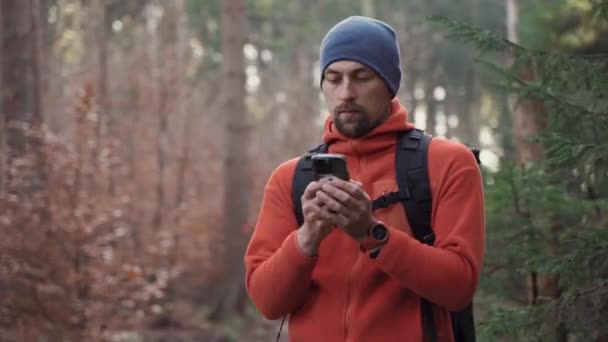 Kartläggning Utomhus Vandringen Man Vandrare Använder Smartphone För Att Navigera — Stockvideo