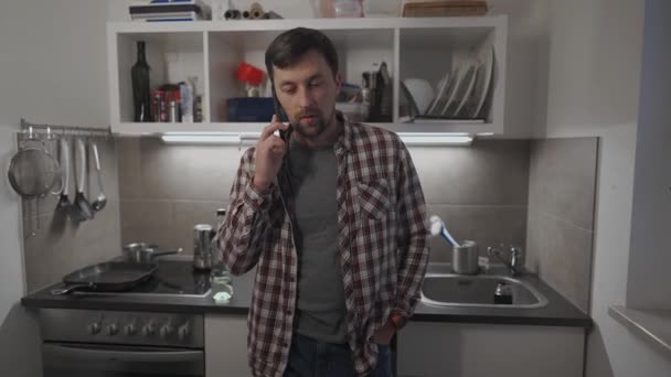 Triste Hombre Hablando Teléfono Móvil Casa Cocina Hombre Confundido Llama — Vídeos de Stock