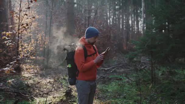 Картографування Відкритому Повітрі Похід Чоловік Використовує Смартфон Навігації Лісі Використовуючи — стокове відео