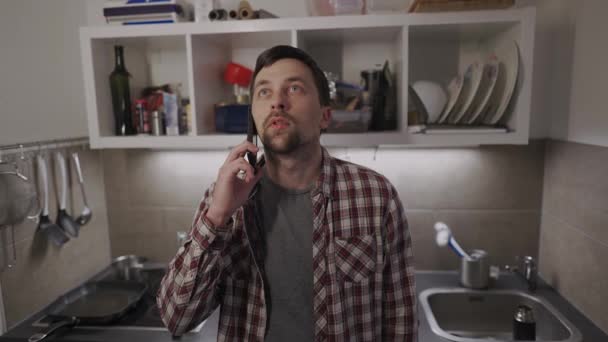 Ontevreden Man Pleegt Telefoongesprek Vraagt Wat Advies Probleemrelatie Zijn Keuken — Stockvideo