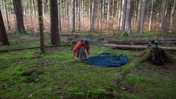 Человек Турист Устанавливает Палатку Осеннем Лесу Время Туристической Экспедиции Путешественник — стоковое видео
