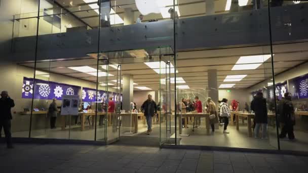 November 2022 München Tyskland Kvällsfasad Apple Store Marienplatz Utsikt Utanför — Stockvideo