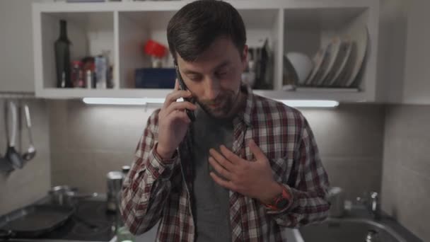 Homem Infeliz Faz Telefonema Solicitando Alguns Conselhos Relacionamento Problemático Seu — Vídeo de Stock