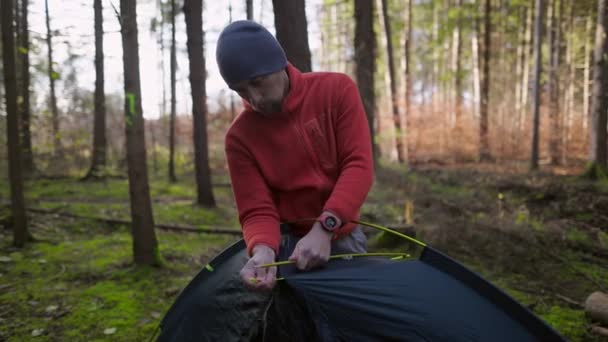 Camping Tourism Travel Concept Man Setting Tent Outdoors Hiker Assembles — Vídeo de stock