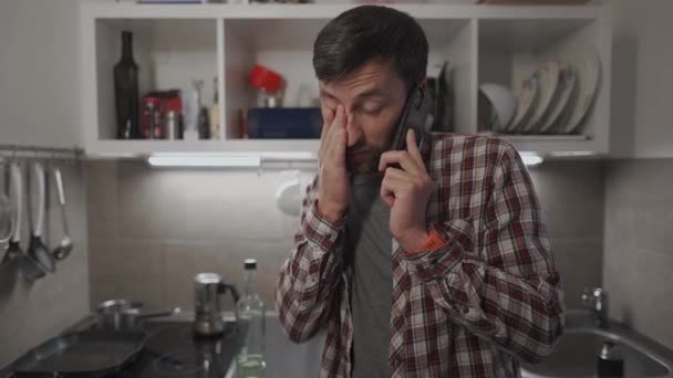 Frustrasi Bahagia Pria Berbicara Dengan Smartphone Rumah Dapur Tertekan Laki — Stok Video