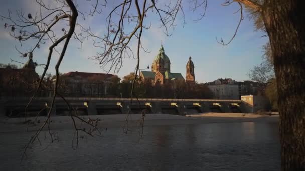 Luke Church Nära Isar River Och Wehrsteg Bridge München Tyskland — Stockvideo
