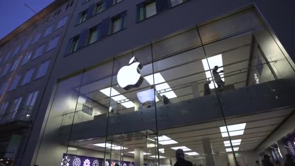 Kasım 2022 Münih Almanya Marienplatz Manzaralı Apple Store Akşam Cephesi — Stok video