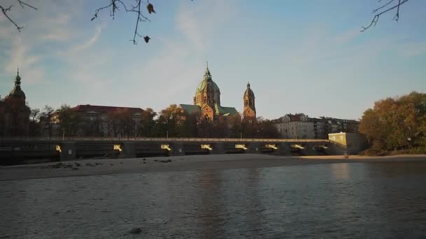 Luke Church Nära Isar River Och Wehrsteg Bridge München Tyskland — Stockvideo
