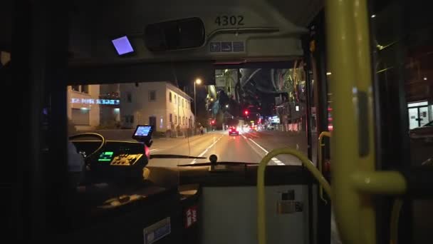 Interieur Van Stadsbus Met Uitzicht Chauffeurs Cabine Weg Nachts München — Stockvideo