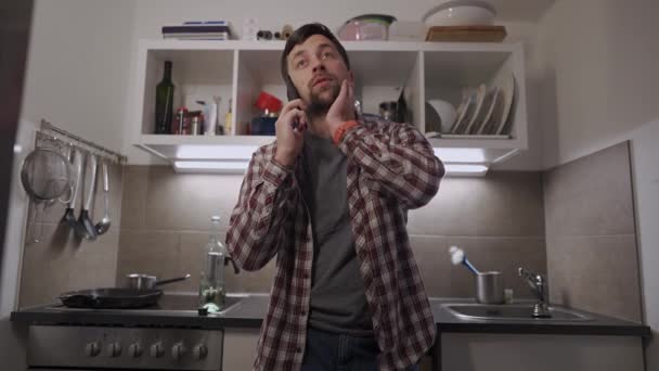 Uomo Triste Che Parla Con Cellulare Casa Cucina Maschio Perplesso — Video Stock