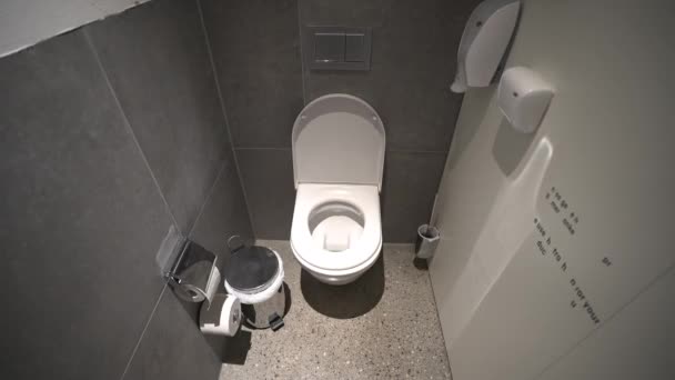 현대식 화장실 벽에는 화장실용 화장지 쓰레기 설치되어 내부의 세라믹 위생적 — 비디오