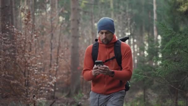 Excursionista Utiliza Smartphone Para Navegar Bosque Durante Expedición Senderismo Aire — Vídeo de stock