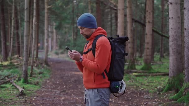 Mapas Aire Libre Durante Senderismo Los Excursionistas Utilizan Smartphone Para — Vídeos de Stock