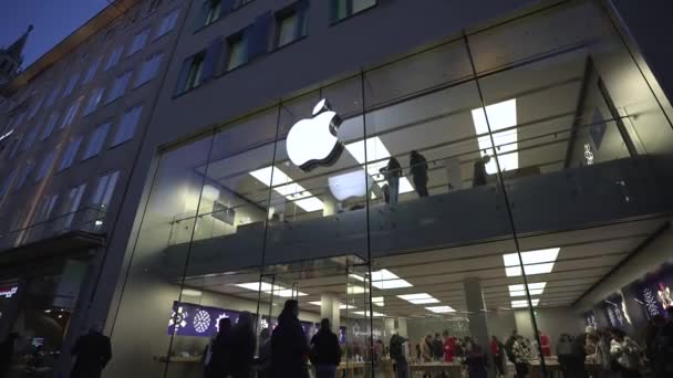 Novembro 2022 Munique Alemanha Fachada Noturna Apple Store Vista Marienplatz — Vídeo de Stock