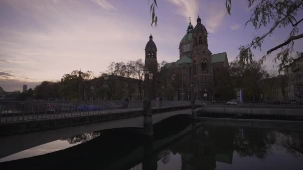 Szent Lukács Templom Isar Folyó Wehrsteg Híd Közelében München Németország — Stock videók