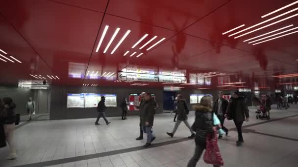 2022年11月20日 ミュンヘンだ ドイツだ マリエンプラッツのUバーン駅とSバーン駅への地下通路 地下鉄や市内の列車のプラットフォームにつながるミュンヘンのメイン広場に赤のデザインで地下 — ストック動画