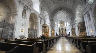 Almanya. Münih. Aziz Michael Kirche. Tema dini ve Avrupa 'da Katolik inancı. Münih 'teki St. Michaels Kilisesi. Avrupa şehirlerinin mimari sembolleri. Aziz Michele Tapınağı. 
