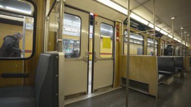 Münih, Almanya 'daki eski metro treni. Antika yeraltı arabası boş. Muenchen 'deki Retro metro vagonu. Münih 'te toplu taşıma. U Bahn. Muenchen 'deki eski metro koçu.. 