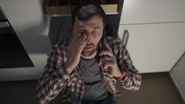 Pria Itu Kehilangan Pekerjaannya Dan Merasa Mengerikan Menggosok Wajah Dan — Stok Video