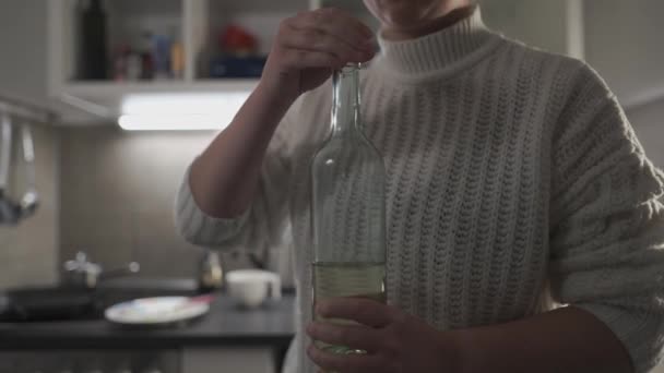 Depresivní Melancholická Žena Pije Bílé Víno Láhve Kuchyni Svého Domu — Stock video