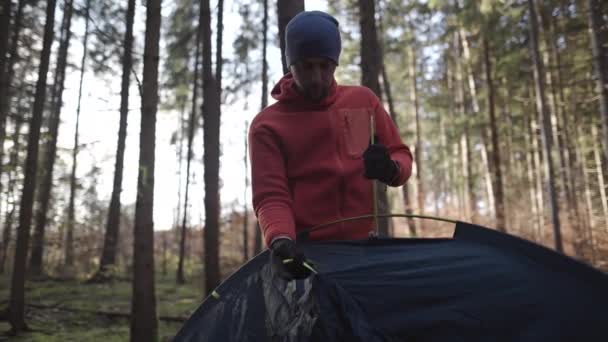 Camping Tourism Travel Concept Man Setting Tent Outdoors Hiker Assembles — Vídeo de stock