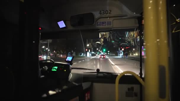 Vista Rua Noturna Através Pára Brisas Ônibus Cidade Munique Alemanha — Vídeo de Stock