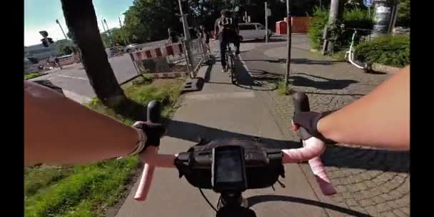 Χέρια Γυναικών Ποδηλατιστών Προσωπική Προοπτική Ενώ Ιππασία Δρόμους Επισκευής Και — Αρχείο Βίντεο