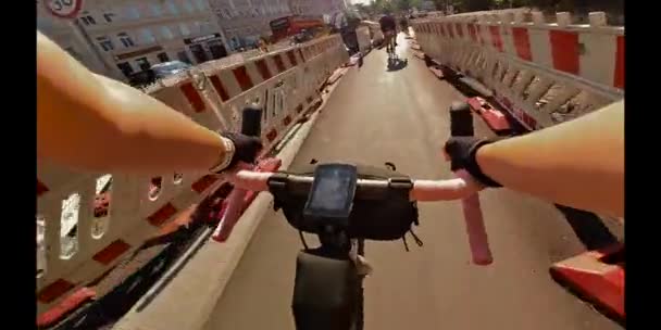Mani Ciclista Femminile Prospettiva Personale Durante Guida Strade Riparazione Chiuso — Video Stock