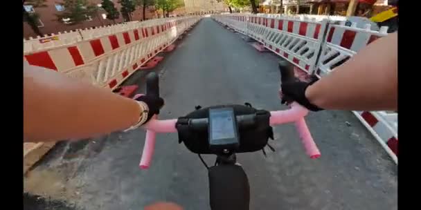 Χέρια Γυναικών Ποδηλατιστών Προσωπική Προοπτική Ενώ Ιππασία Δρόμους Επισκευής Και — Αρχείο Βίντεο