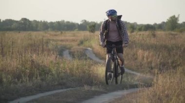 Seyahat, spor ve modern teknoloji konsepti. Bisikletçi navigasyon, arama yolu, rota oluşturma, GPS uygulaması kullanır. Dağ bisikletçisi doğada GPS kullanıyor. Bisiklet sürerken GPS koordinatları aranıyor.