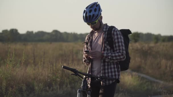 スポーツ アクティブなライフスタイルと近代的な技術 ナビゲーターを使用してマウンテンバイクでサイクリストの屋外 地図を探索し 田舎で自転車をしながらGps座標を検索します グローバル ポジショニング システム — ストック動画