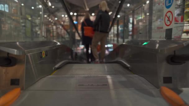 Escalier Plat Dans Supermarché Ascenseur Les Clients Avec Panier Épicerie — Video