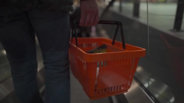 Pria Bertopeng Pelindung Dengan Keranjang Belanja Tangannya Menggerakkan Eskalator Supermarket — Stok Video