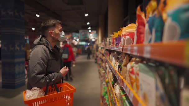 Jeune Homme Portant Des Masques Protecteurs Dans Épicerie Client Masculin — Video