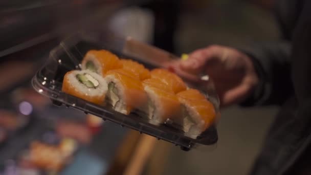 Egy Férfi Orvosi Maszkban Elviszi Sushi Dobozt Szupermarket Polcáról Norma — Stock videók