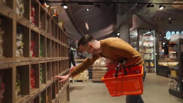 Homem Caucasiano Jovem Máscara Facial Escolhendo Produtos Lácteos Supermercado Durante — Vídeo de Stock