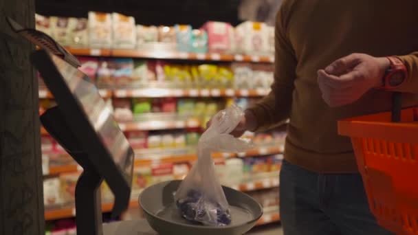 Pembeli Pria Mengenakan Topeng Pelindung Menimbang Barang Dalam Tas Dalam — Stok Video