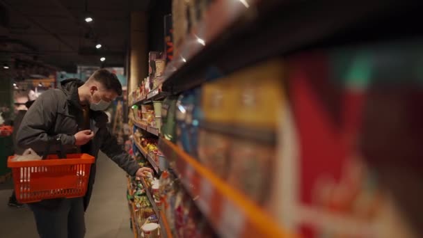 Gezondheid Veiligheid Winkelen Pandemie Concept Een Gemaskerde Man Die Eten — Stockvideo