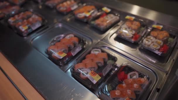 Kaukasisk Man Med Skyddsmask Ansiktet Väljer Sushi Kartong För Att — Stockvideo